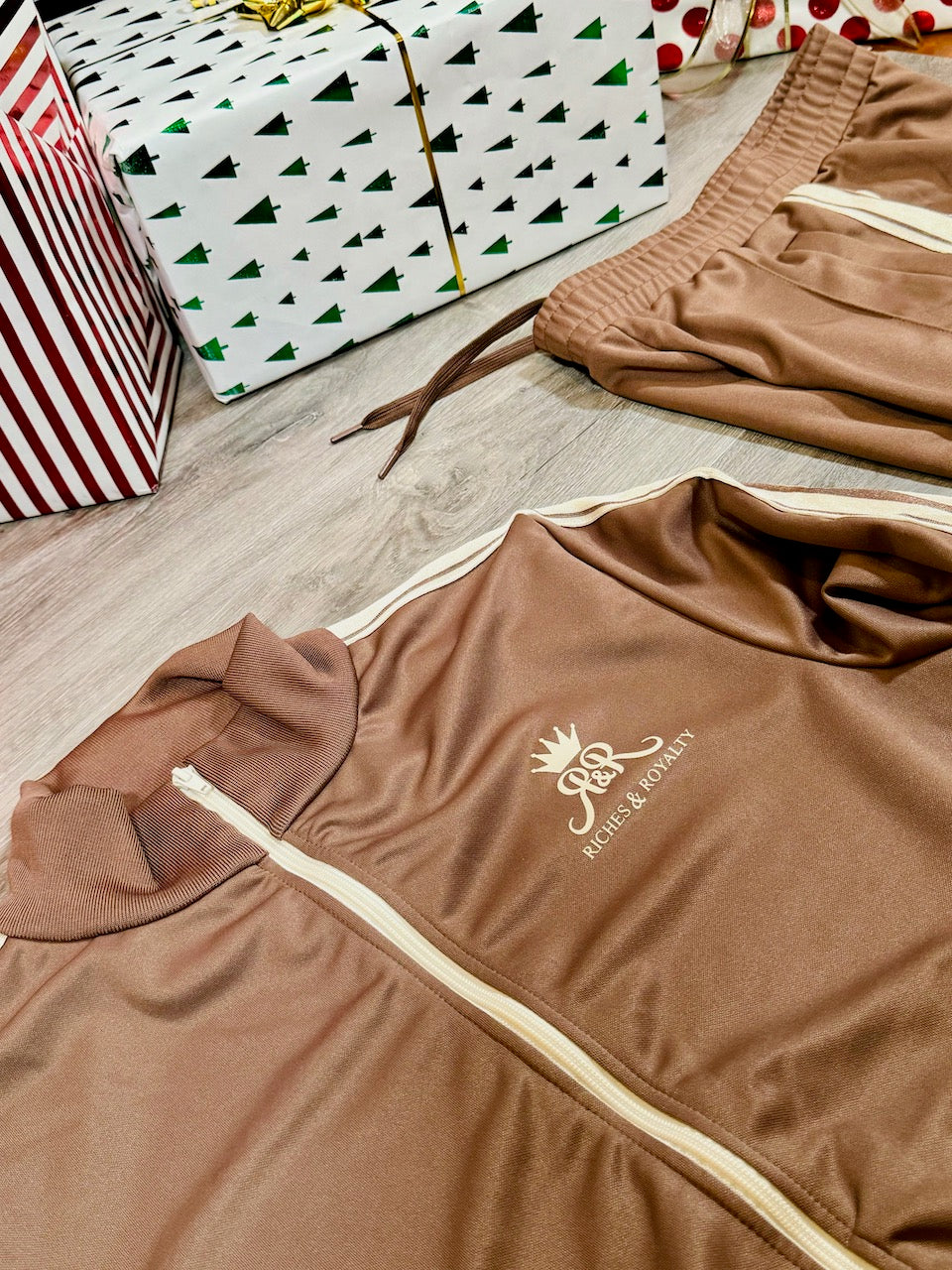 R&R Emblem Sweatsuit Set - Brown and Off White