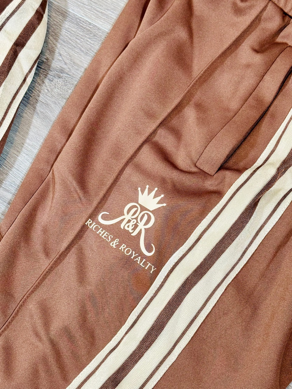 R&R Emblem Sweatsuit Set - Brown and Off White